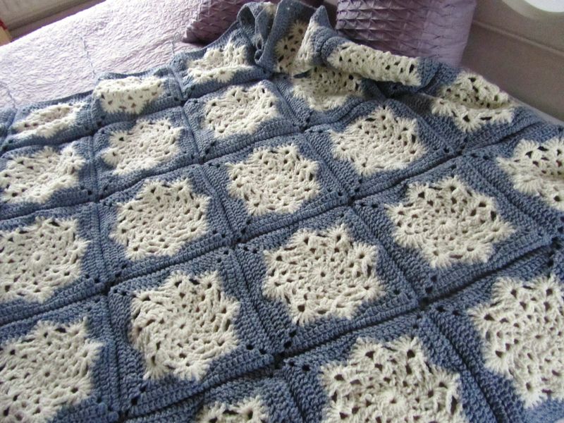 Snowflake blankie 015